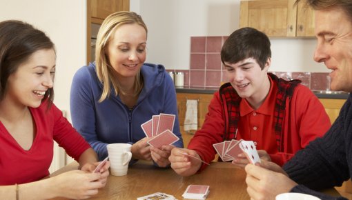 Foto von Familie beim Spieleabend