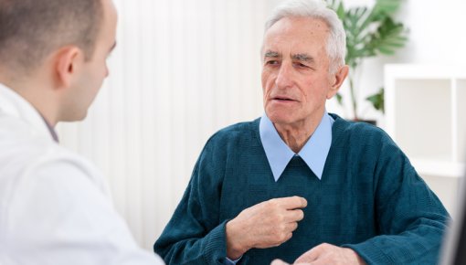 Foto von Patient und Arzt im Gespräch