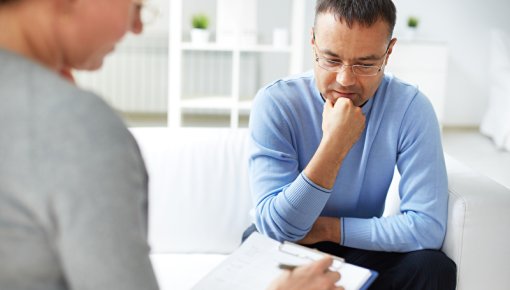 Foto von Patient in einer Psychotherapie-Sitzung