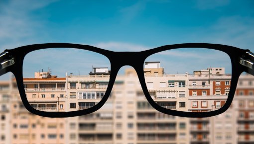Foto mit Blick auf Wohnblock durch Myopie-Gläser
