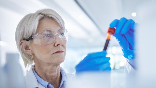 Foto von Laborantin, die eine Blutprobe untersucht