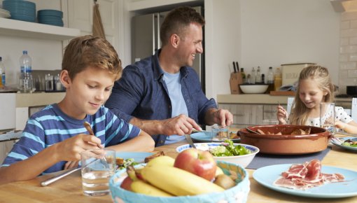 Foto von Familie beim Essen