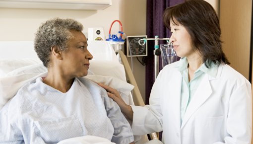 Foto von Patientin und Ärztin im Krankenhaus