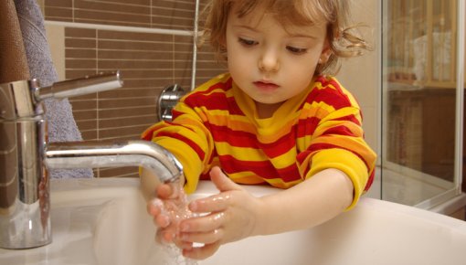 Foto von Kind beim Händewaschen