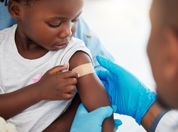 Foto von Impfung eines Mädchens