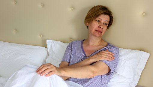 Foto von erschöpfter Frau im Bett