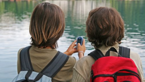 Foto von zwei Jungen an einem Teich