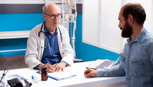 Foto von Mann im Gespräch mit einem Arzt
