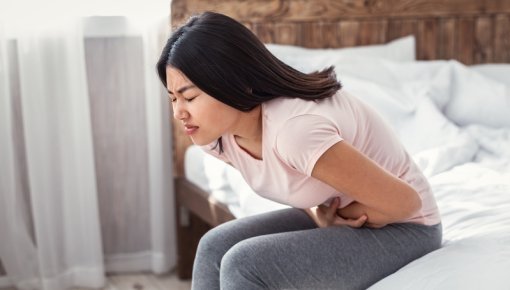 Foto von Frau mit starken Krämpfen