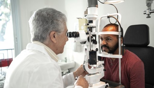 Foto von Patient und Augenarzt bei Augenuntersuchung