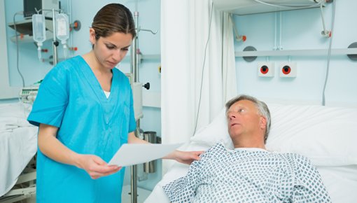 Foto von Ärztin und Patient im Krankenhausbett