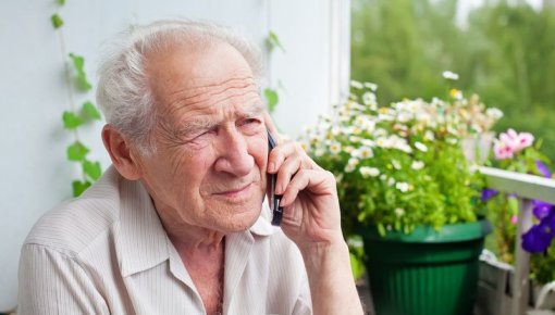 Foto von älterem Mann beim Telefonieren