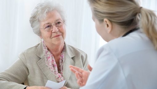 Foto von Patientin und Ärztin