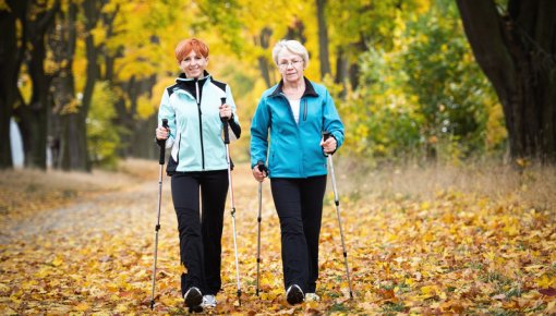 Foto von zwei Frauen beim Walking