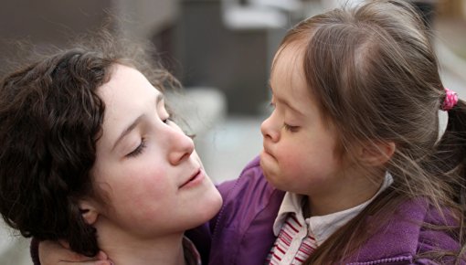 Foto von Mutter und kleiner Tochter