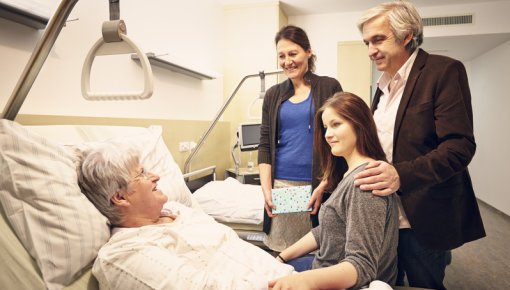 Foto von Familienbesuch am Krankenbett