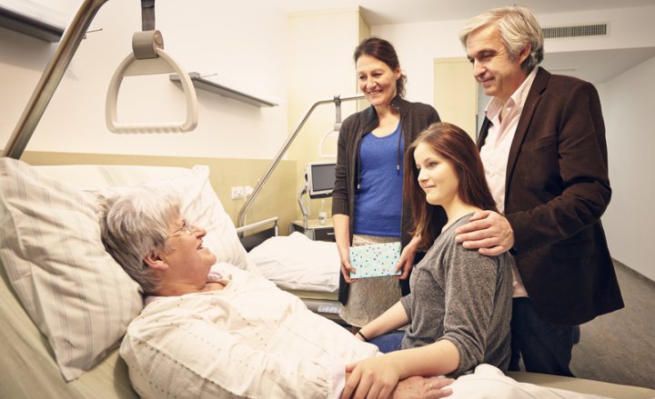 Foto von Familienbesuch am Krankenbett