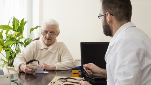 Foto von Patient und Arzt in der Sprechstunde