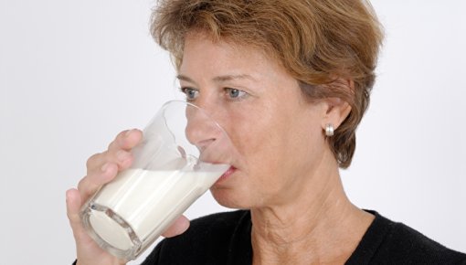 Frau trinkt ein Glas Milch