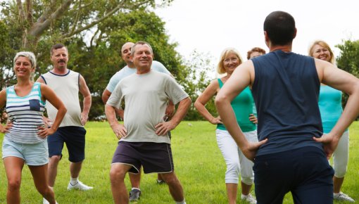 Foto von Sportgruppe im Freien