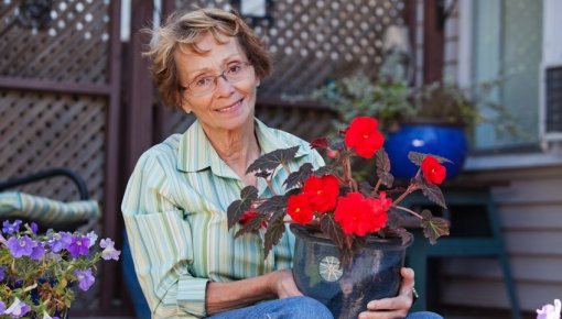 Foto von Frau mit Blumen