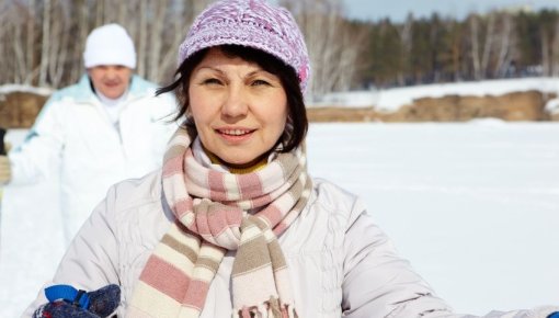 Foto von Frau beim Skilanglauf