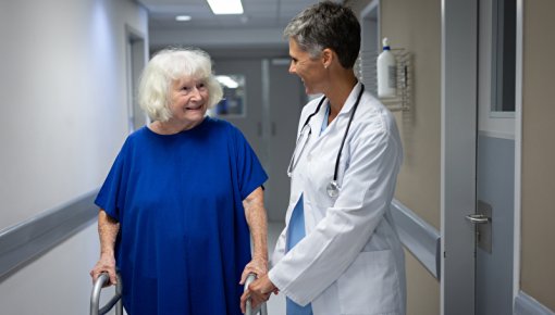 Foto von Patientin und Ärztin im Krankenhaus