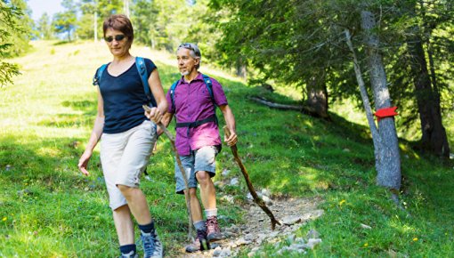 Foto von Paar beim Wandern