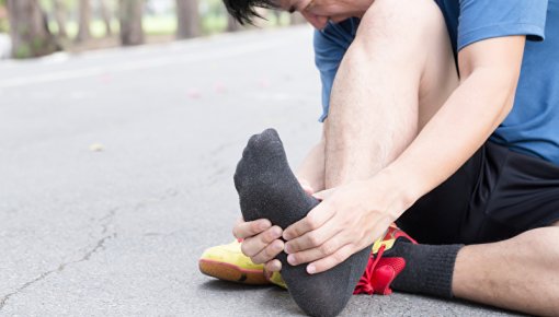 Foto von Läufer mit Schmerzen unter dem Fuß