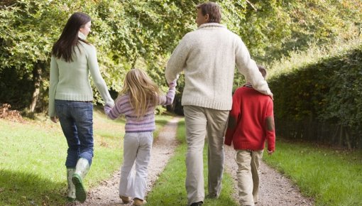 Foto einer Familie beim Spaziergang