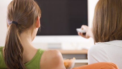 Foto von Mutter und Tochter vor dem Fernseher