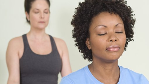 Foto von zwei Frauen beim Yoga