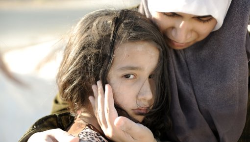 Foto von traumatisiertem Mädchen und seiner Mutter