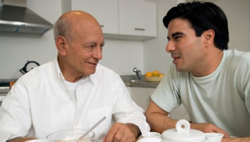 Foto von Vater und Sohn im Gespräch