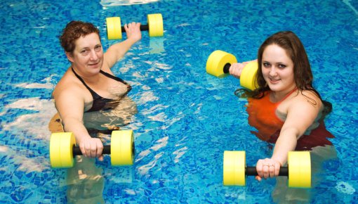 Foto von zwei Frauen im Schwimmbad
