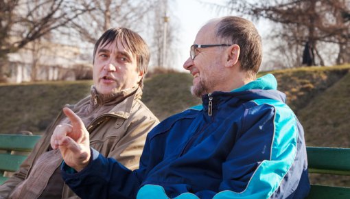 Foto von zwei Männern im Gespräch