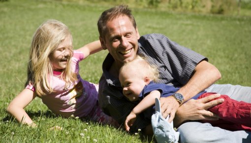 Foto von Vater mit zwei Kindern