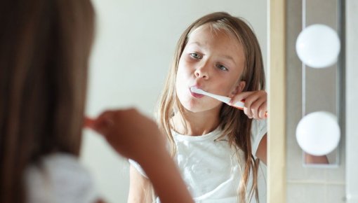 Foto von einem Mädchen beim Zähneputzen