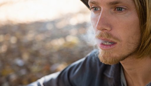 Junger Mann beim Rauchen