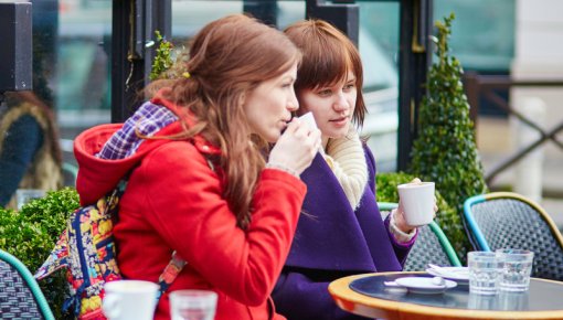 Foto von zwei Frauen in einem Straßencafé