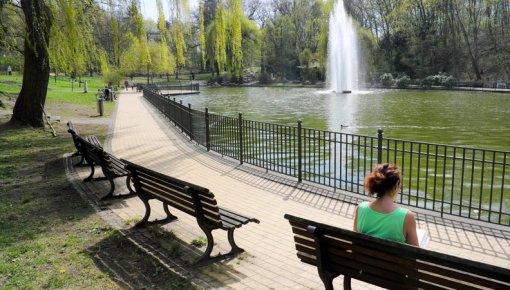 Foto von Frau am Teich sitzend