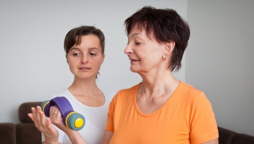 Foto von Physiotherapeutin und Patientin