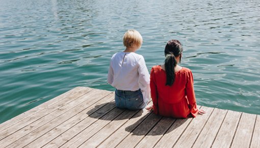 Foto von zwei Frauen an einem See