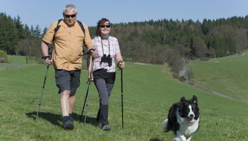 Foto von älterem Paar beim Walking