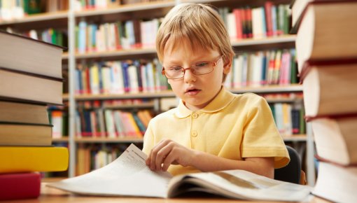 Foto von Jungen beim Lesen