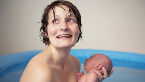 Foto von Mutter mit Neugeborenem