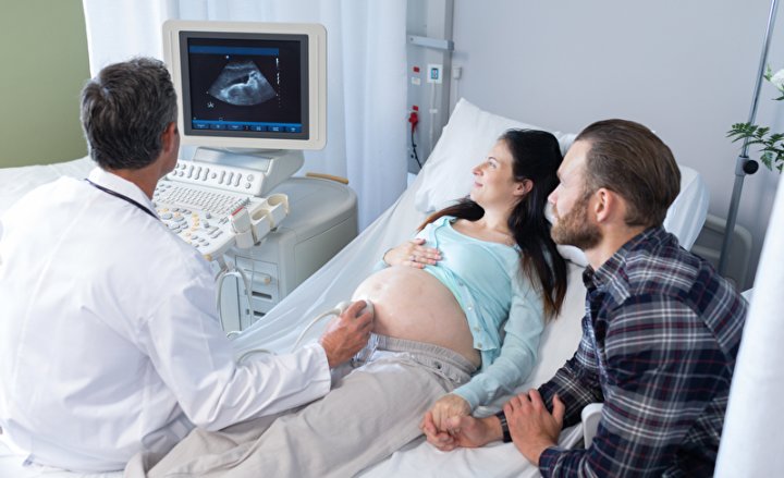 Foto einer Ultraschall-Untersuchung bei einer schwangeren Frau
