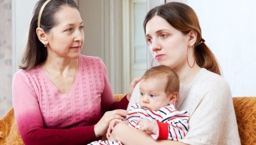 Foto von junger Frau mit Depressionen nach der Geburt