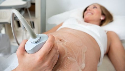 Foto von Ultraschalluntersuchung bei einer Schwangeren