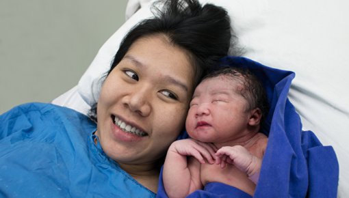 Foto von Mutter mit Neugeborenem